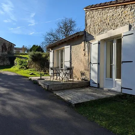 Lumineux Avec Terrasse, Jardin Et Wi-fi Proche D'angouleme, Animaux Acceptes - Fr-1-653-82 * Torsac